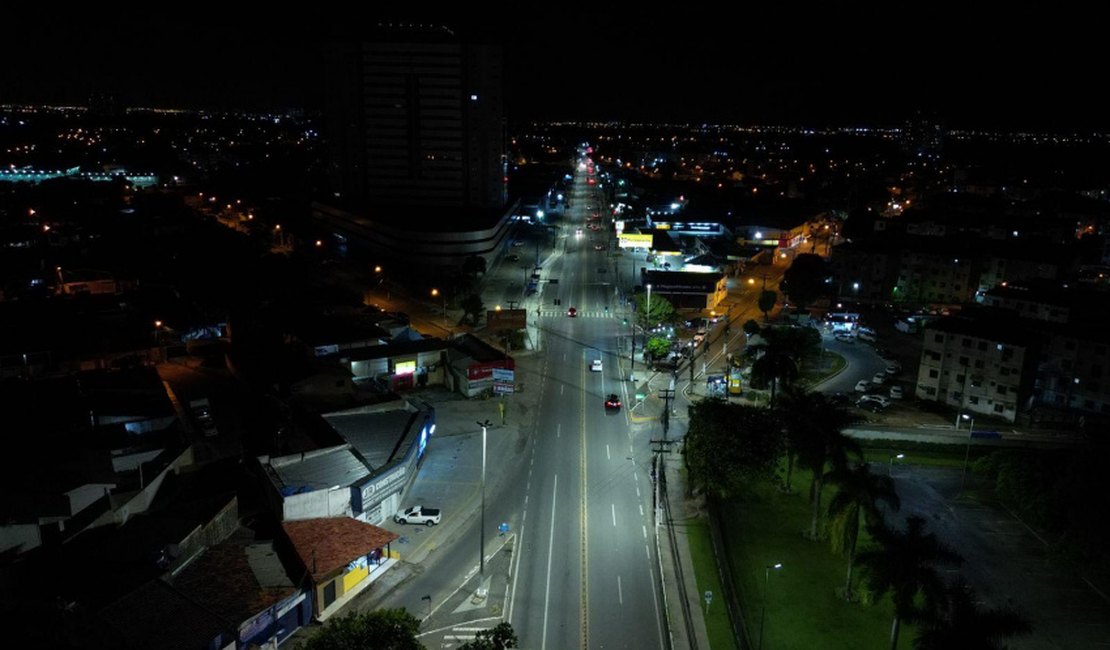 Modernização da iluminação: Avenida Menino Marcelo recebe mais de 500 luminárias de LED