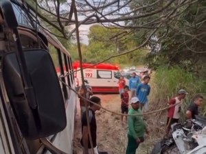 Colisão entre carro e micro-ônibus deixa idoso morto e feridos no município de Coruripe