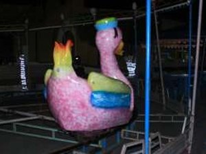Criança cai após brinquedo de parque de diversões sair do trilho