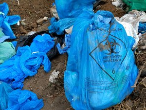 Lavanderia é autuada por descarte irregular de roupas contaminadas