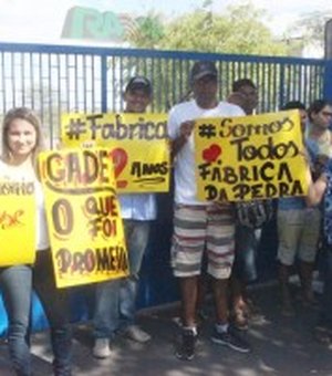 Funcionários da Fábrica da Pedra realizam manifestação contra o fechamento da indústria