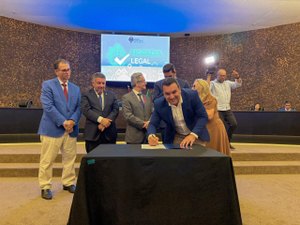 Prefeito Allan de Jesus assina acordo de cooperação técnica para Moradia Legal em Porto de Pedras