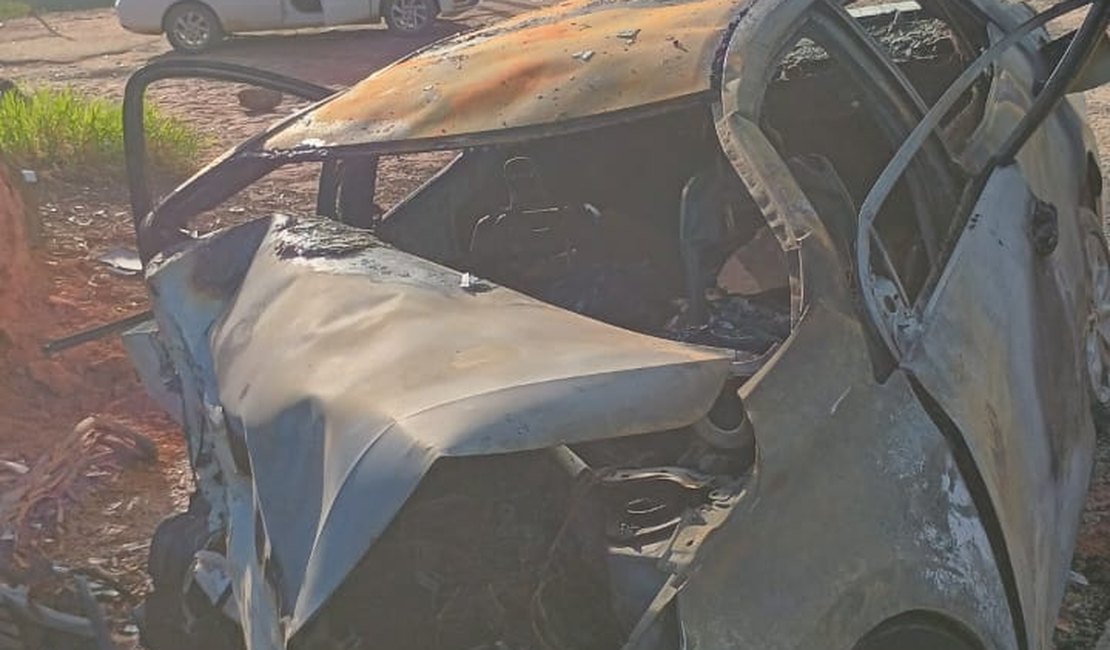 Carro modelo Corolla sofre incêndio em Japaratinga