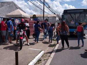 Candidatos a prova prática do Detran fecham rua após cancelamento