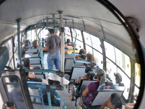 Jovem assalta ônibus, mas é capturado logo em seguida com sete celulares