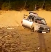 Carro com turistas fica atolado na areia da praia de Jacarecica, em Maceió