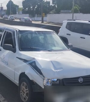 Colisão traseira na AL-220 envolve Ford Ka e Fiat Uno em Arapiraca