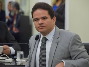 Marcelo Victor interrompe várias vezes e tenta intimidar deputada Jó Pereira durante sessão