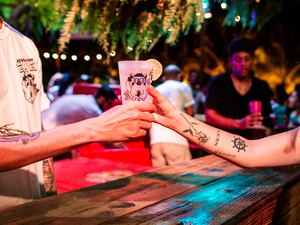 Open bar com bebidas exclusivamente alagoanas é aposta de Réveillon alternativo em Maceió
