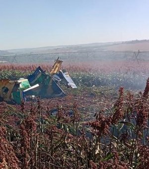 Avião da Esquadrilha da Fumaça cai após colidir no ar durante treinamento