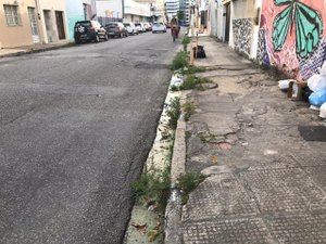 Moradores alertam para vazamento de água em rua do Farol