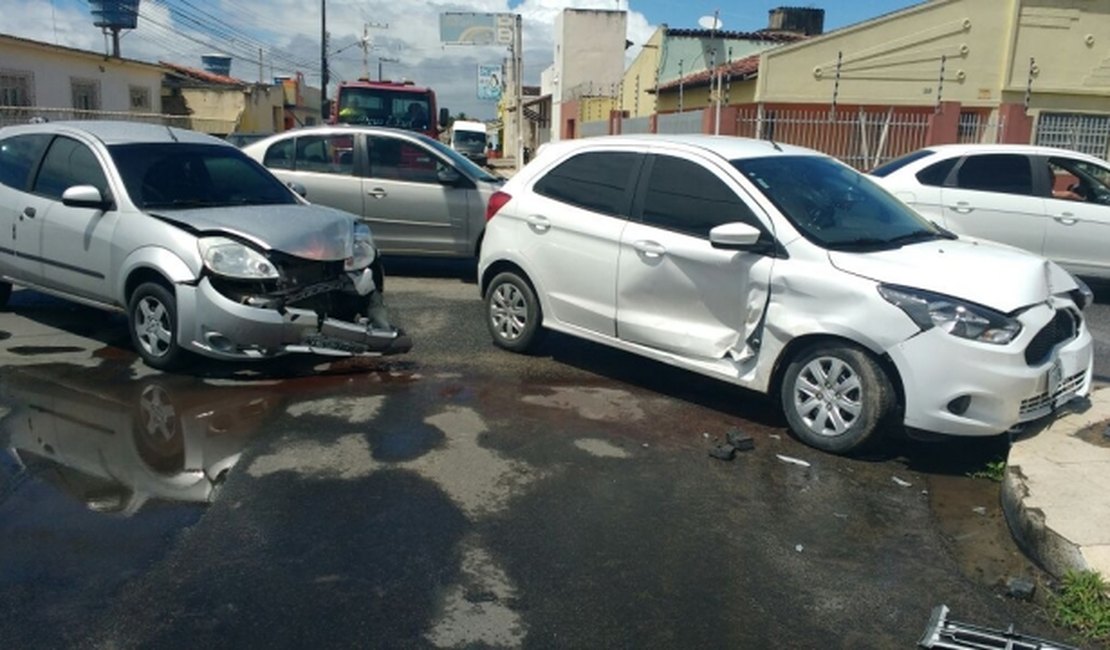 Falta de atenção provoca colisão entre dois carros em Arapiraca