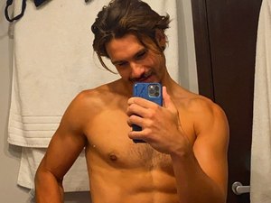 Nicolas Prattes posa sem camisa e diz: 'Está muito frio'