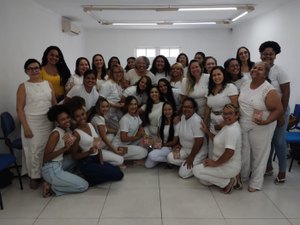 Curso de massoterapia oferecido pela Semudh capacita mulheres para o mercado de trabalho