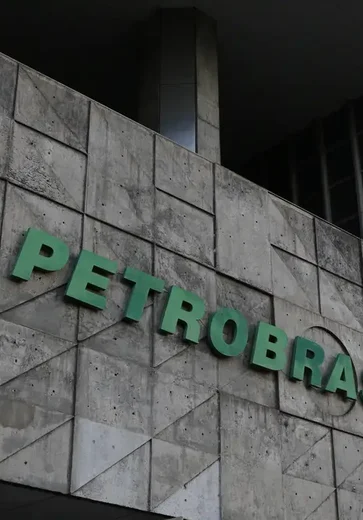 Funcionários da Petrobras entram em greve por tempo indeterminado