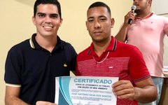Davi Cavalcante entrega certificado a  jovem que participou do curso