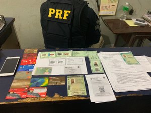 [Vídeo] PRF prende dois homens por uso de documento falso na BR – 101