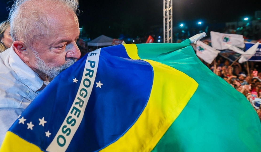 Lula vence o segundo turno das eleições e é reeleito presidente do Brasil
