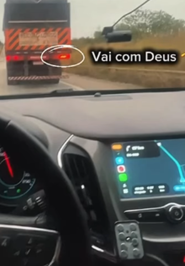 Vídeo de caminhão auxiliando ultrapassagem de carro encanta internautas