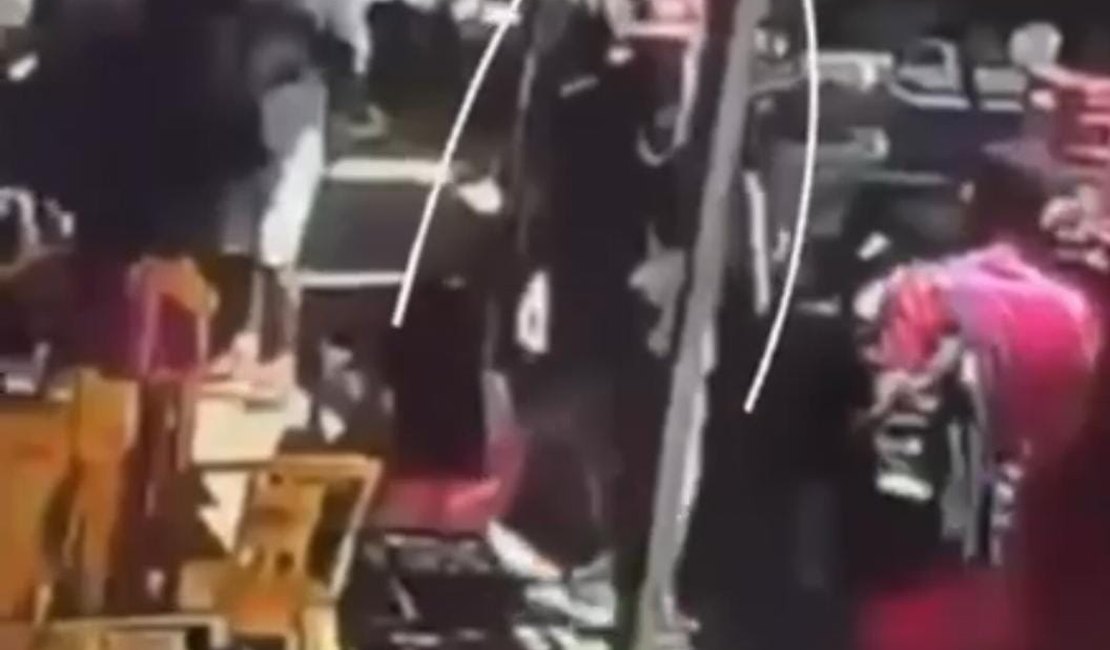 Câmera de segurança mostra suspeito de homicídio entrando em bar de Delmiro Gouveia