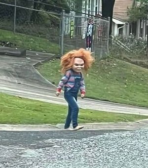 Menino de cinco anos se veste de Chucky e apavora cidade