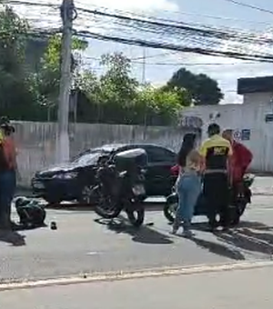 [Vídeo]  Motociclista colide após desviar de pedestre que atravessou a pista fora da faixa