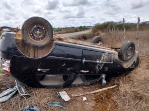 Condutor perde o controle e capota na AL 486, em Arapiraca 