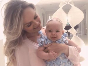 Eliana mostra Manuela, sua filha caçula, toda sorridente: 'Meu sol'