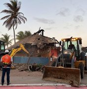 Barraca de praia com risco de colapso após incêndio é demolida