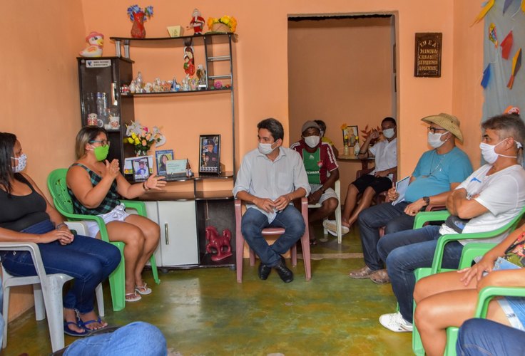 Líderes do bairro Mutirão mostram a Sebastião de Jesus situação de abandono na comunidade