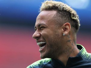 Após não se apresentar ao PSG, Neymar joga futevôlei em SP