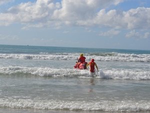 Três banhistas se afogam e são resgatados na Praia do Francês