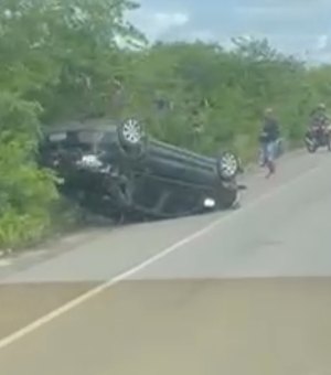 Mulher perde controle do carro e capota veículo na AL-220, em Delmiro Gouveia