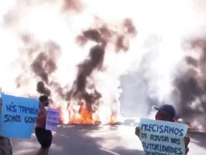 Moradores do Jacintinho fecham Avenida Leste-Oeste e exigem obras na região