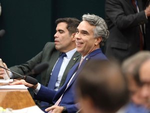 PL de Rafael Brito garante assento especial para pessoas com deficiência em aviões