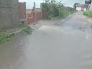 [Vídeo] Moradores cobram da prefeitura de Arapiraca solução para alagamentos no bairro Canafístula