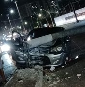 Carro colide com poste na Avenida Comendador Gustavo Paiva, em Jacarecica