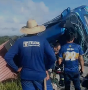 Carreta tomba e espalha óleo na pista em Messias