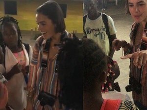 Bruna Marquezine visita crianças carentes no Congo