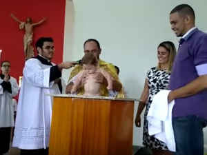 Bebê dá gargalhada, bate palma em batizado e vídeo viraliza na internet