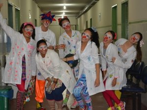 Integrantes do Sorriso de Plantão levam alegria do Natal a crianças internadas
