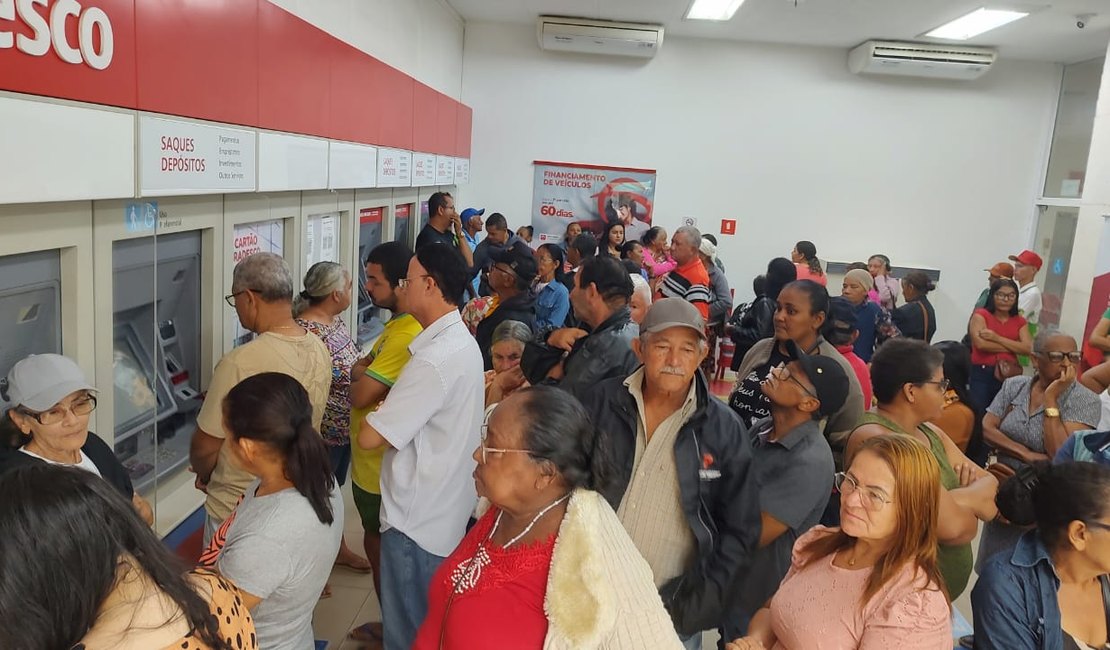 Idosos denunciam lotação e caixas eletrônicos sem funcionar em agência de Palmeira dos Índios