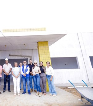 Obras do CRAS Dom Fernando Iório entram na fase final e recebem visita da prefeita e secretários