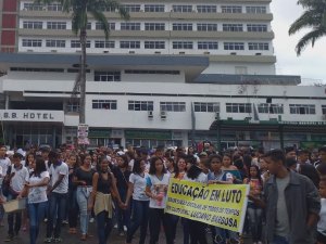 [Vídeo] Estudantes protestam contra paralisação no transporte escolar no Sertão