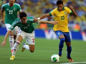 Brasil enfrenta o México com ajuda da torcida que quebrou o protocolo da Fifa