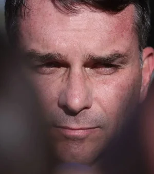 Flávio convoca vigília na frente do condomínio de Bolsonaro