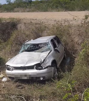 Mulher morre e quatro pessoas ficam feridas em capotamento no Sertão de Alagoas