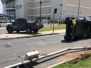 Policial fica ferida após viatura tombar em Maceió