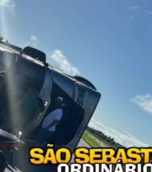 Carreta tomba e deixa motorista ferido na BR-101, em São Sebastião