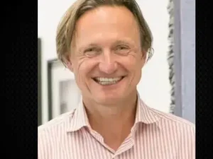 Milionário larga esposa para viver com ucraniana refugiada que família abrigou em casa